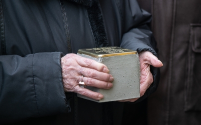 Una dona sostenint una llamborda Stolpersteine | Roger Benet